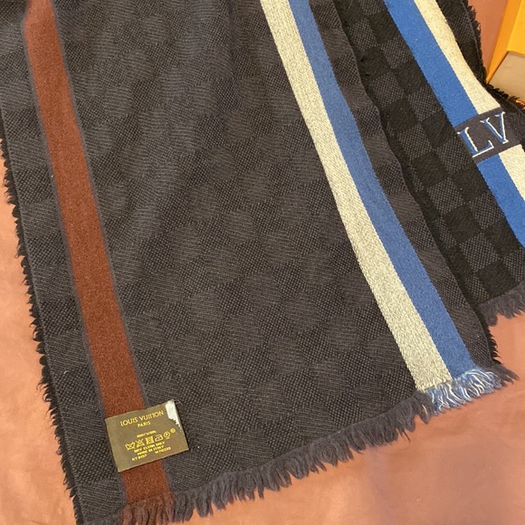 Louis Vuitton Classic wool scarf shawl Like new Bought at Champs-Élysées Paris - Picture 4 of 7